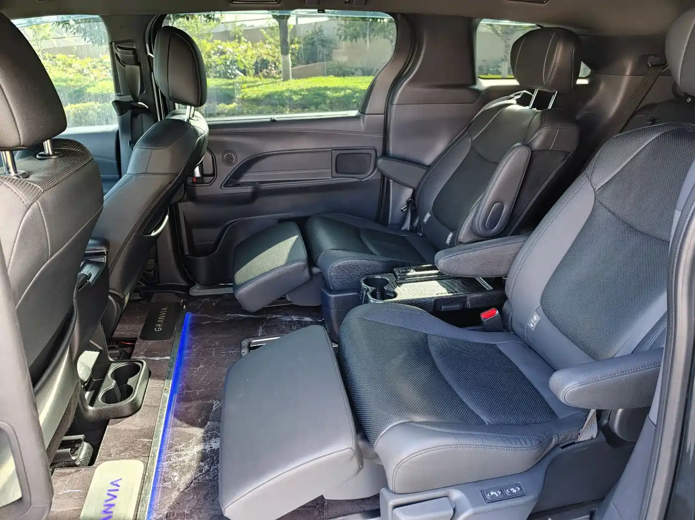Toyota Granvia 2023 2.5L Hybrid VIP Edition фото 9