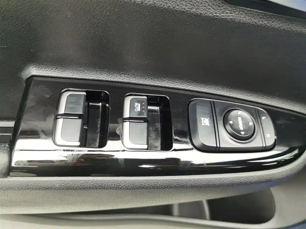 Kia KX CROSS 2018 1.6L Automatic Smart Sunroof Edition фото 9