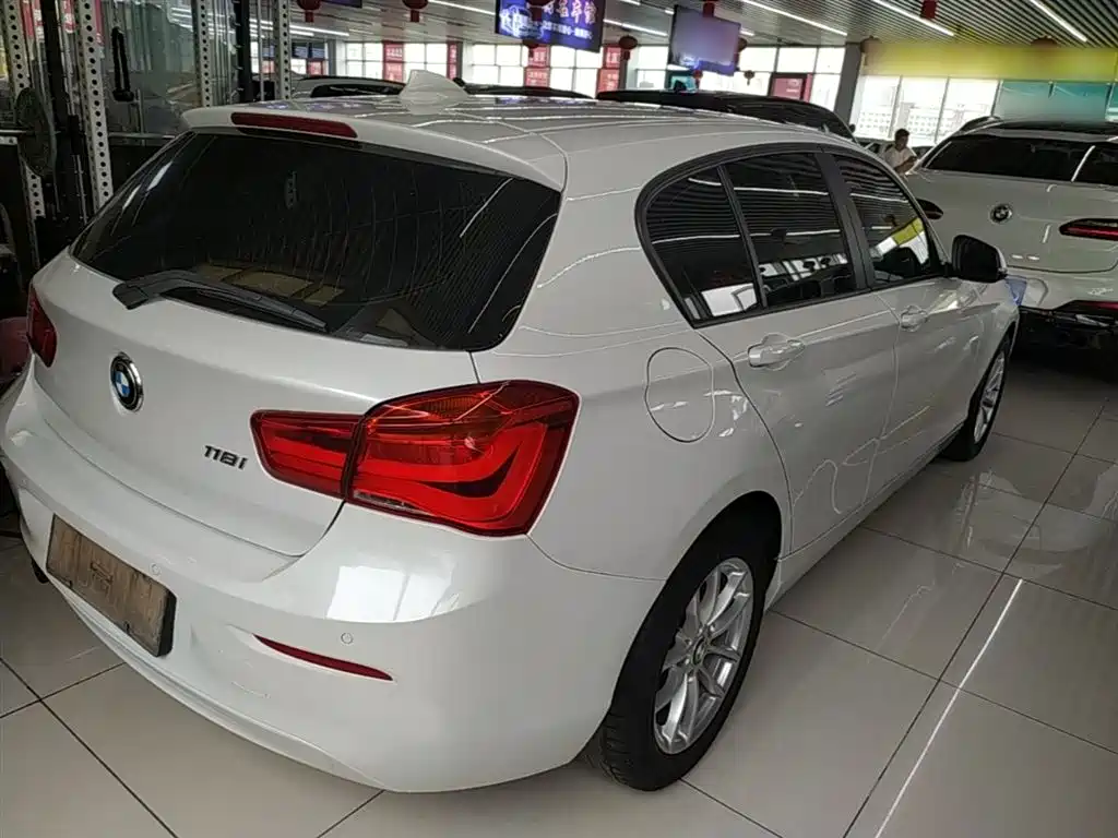 BMW 1 Series (Import) 2016 118i Leading фото 7