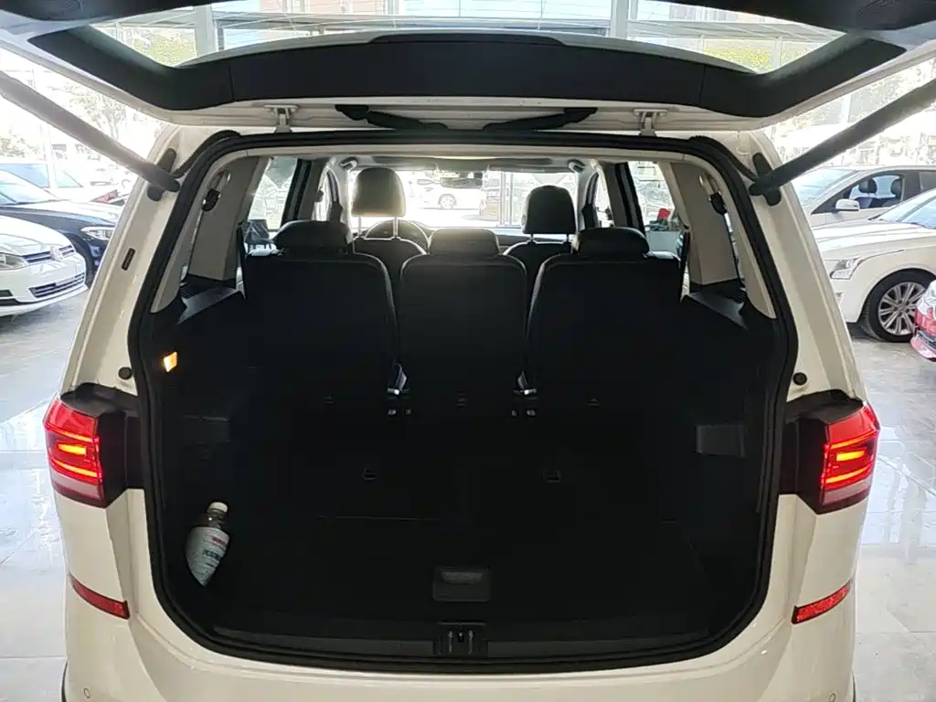 Photo 19 - Volkswagen Touran
