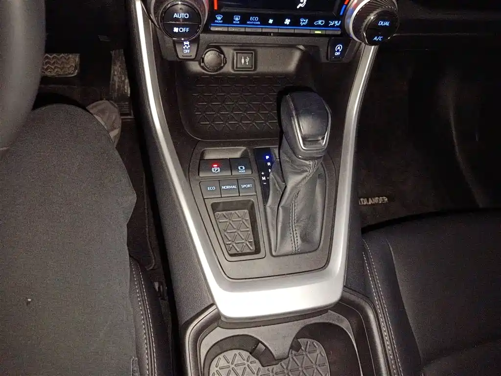 Toyota Wildlander 2021 2.0L CVT 2WD Luxury Edition фото 10