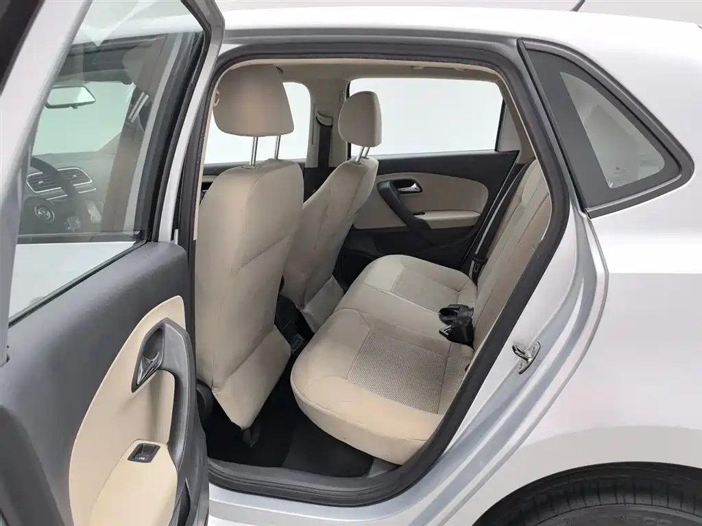 Volkswagen Polo 2013 1.6L Automatic Comfort Edition фото 15