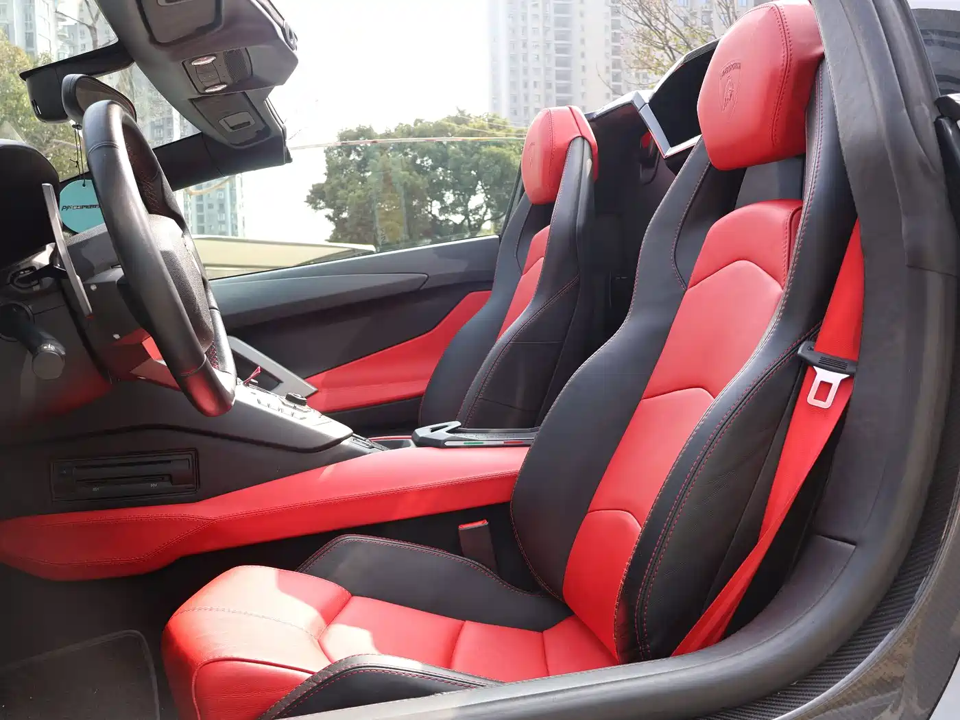 LAMBORGHINI AVENTADOR