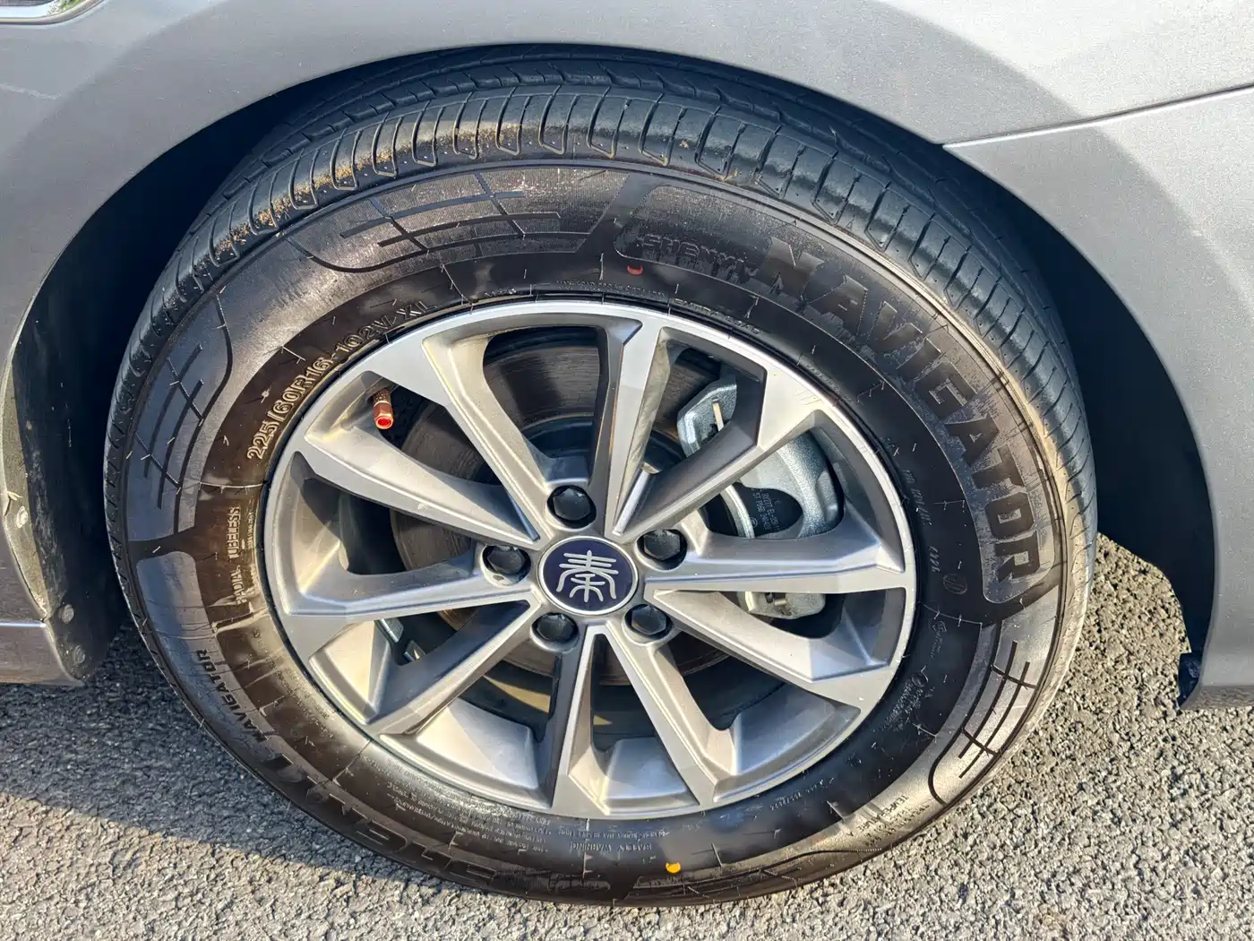 BYD Qin PLUS 2024 Glory Edition DM-i 55KM Leading фото 12