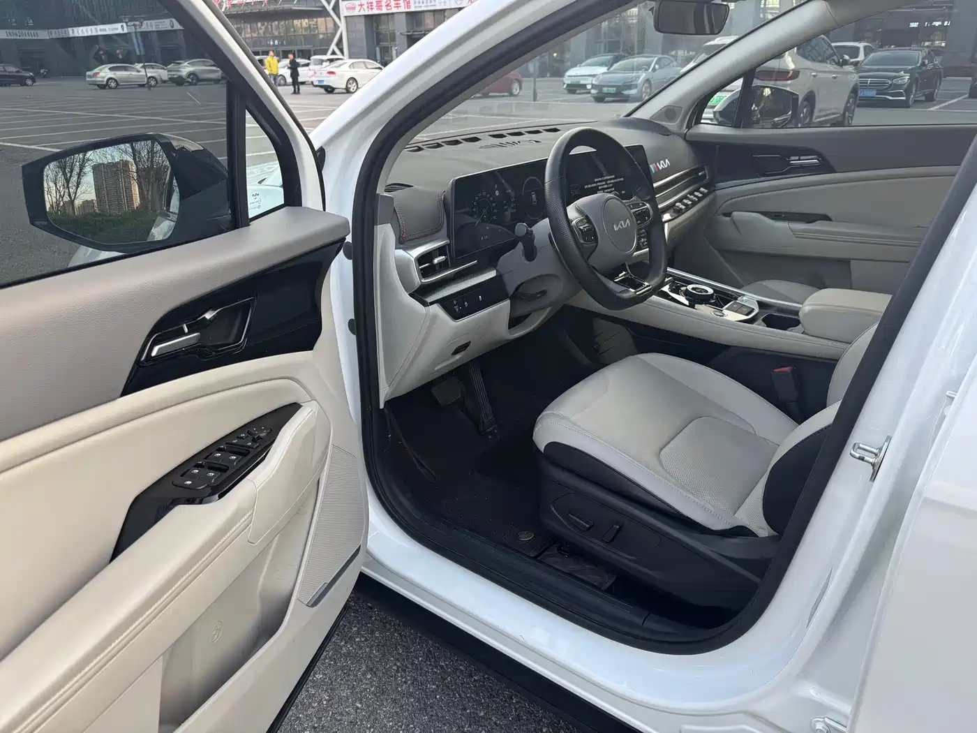 KIA LION PLATINUM EXPANDS THE WORLD