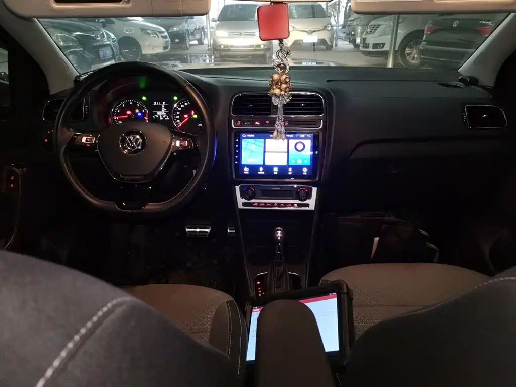 Volkswagen Polo 2018 1.5L Cross Polo Auto фото 6