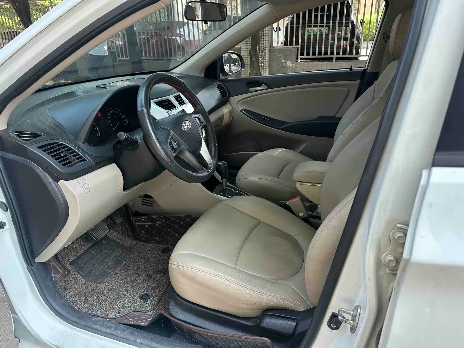 Photo 10 - Hyundai Verna