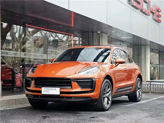 PORSCHE MACAN