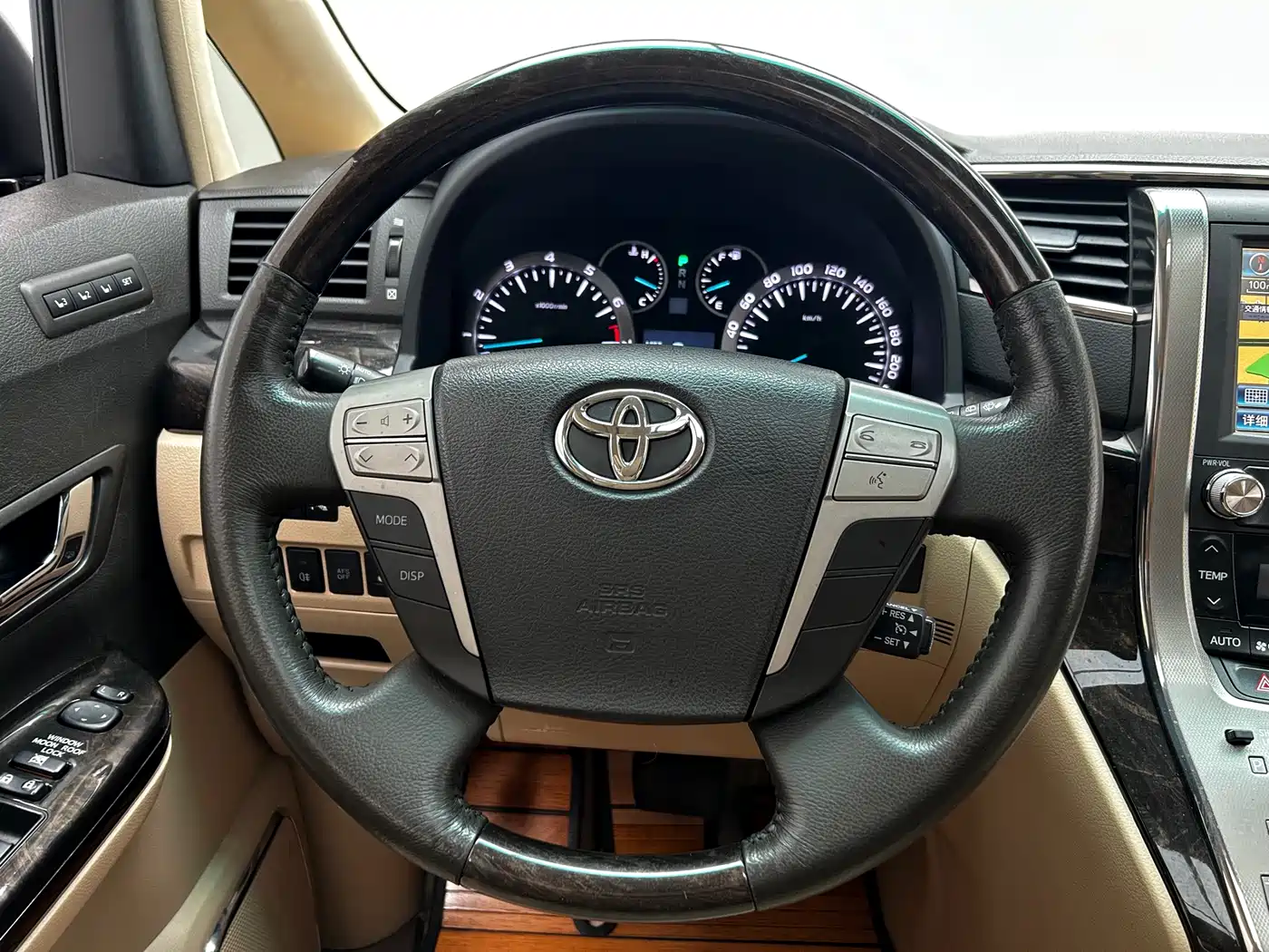 Toyota Alphard фото 12