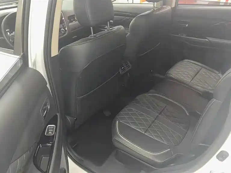 Mitsubishi Outlander 2020 2.4L 4WD Luxury 7-seater фото 8