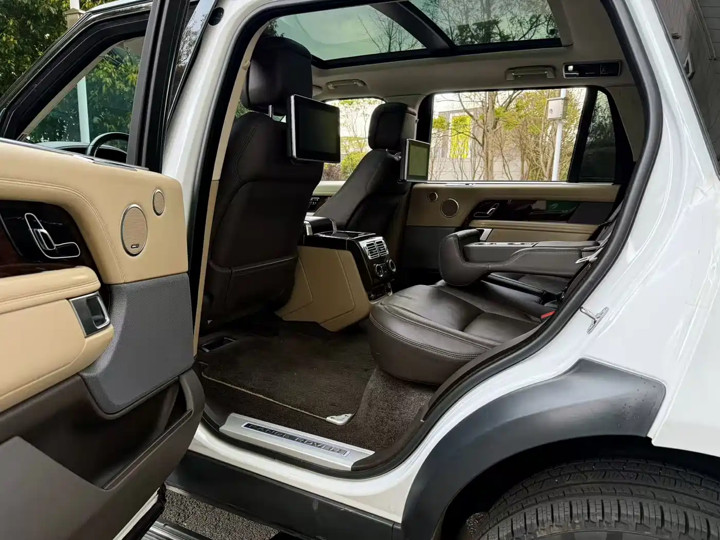 Land Rover Range Rover 2020 3.0 L6 Heritage Extended Edition фото 8