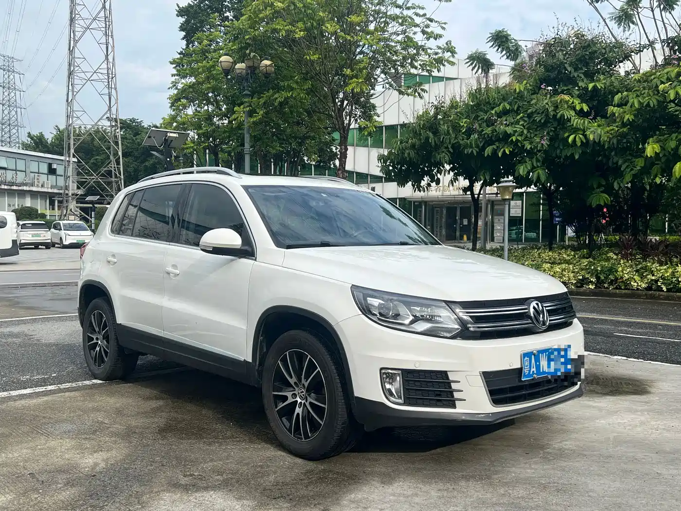 Photo 2 - Volkswagen Tiguan