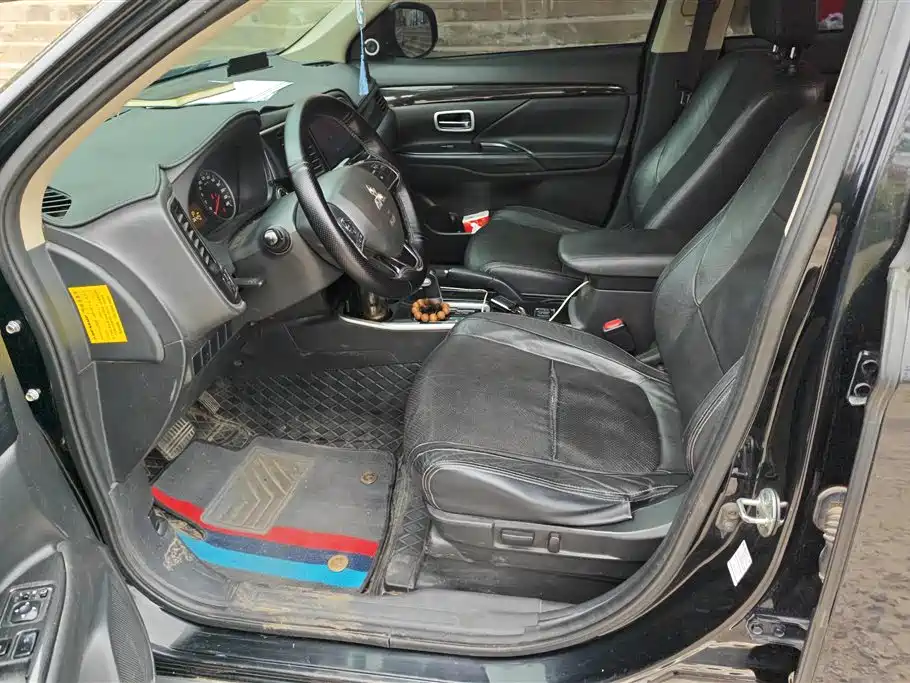 MITSUBISHI OUTLANDER
