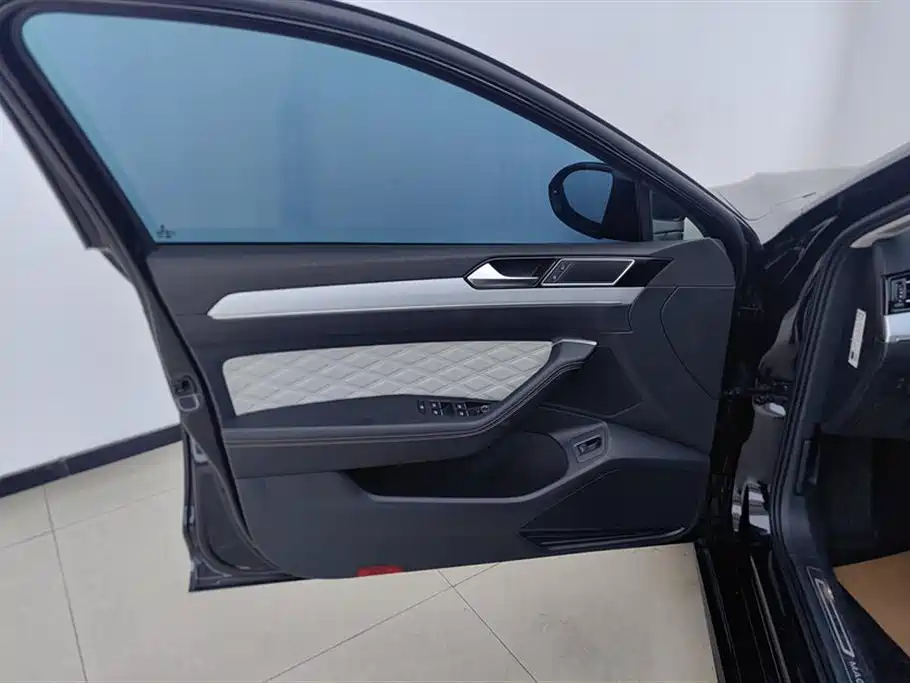 Volkswagen Magotan 2023 Model 2 Million Commemorative Edition 330TSI DSG Luxury фото 7