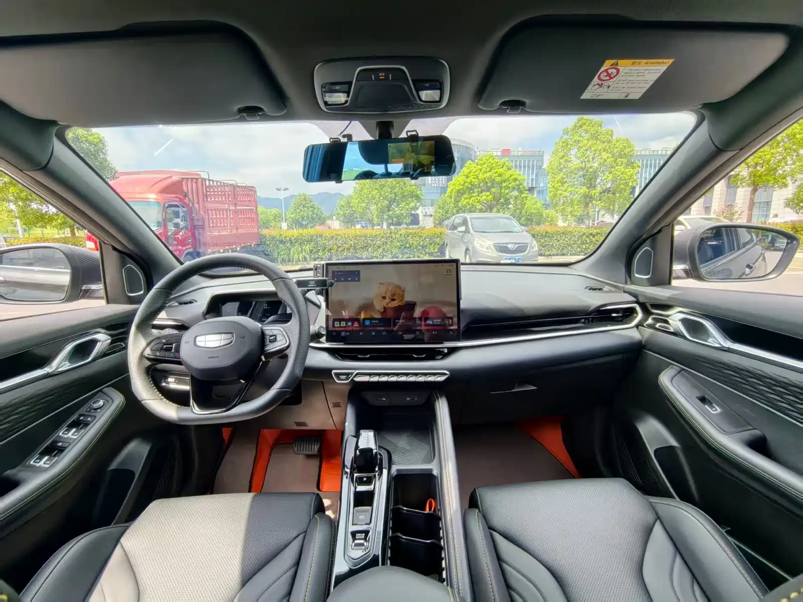 Фото 8 - Geely Coolray