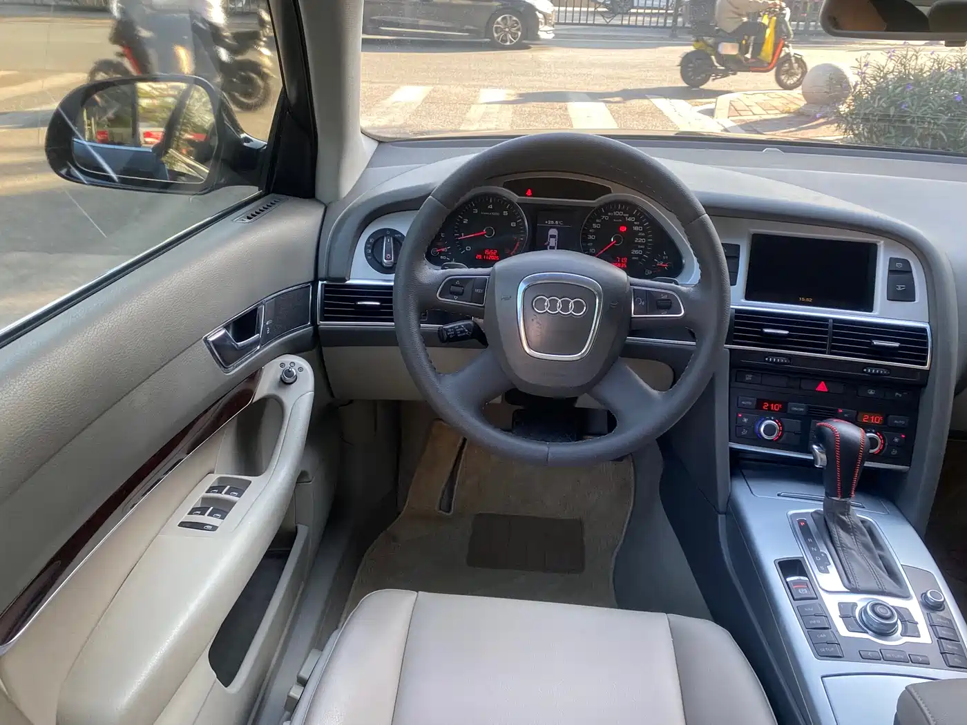 Audi A6L 2010 2.0 TFSI Automatic Standard фото 13