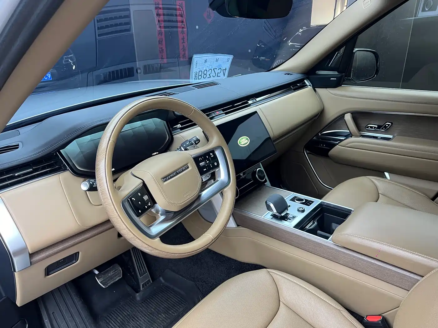 Land Rover Range Rover 2024 3.0 L6 400PS SV Prestige Genesis Extended 4-Seater фото 8
