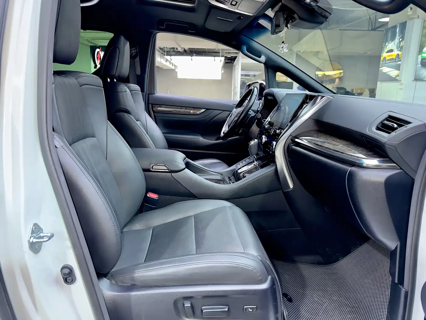Toyota Alphard 2021 Hybrid 2.5L Premium фото 26