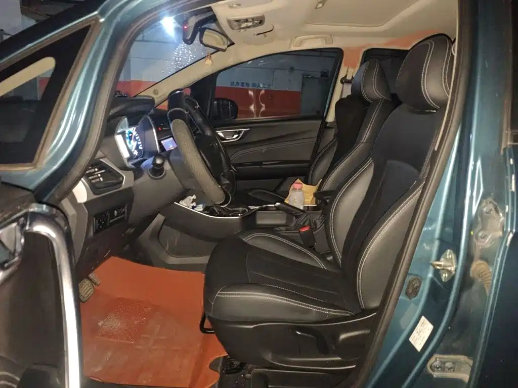 Фото 8 - Geely Vision X3