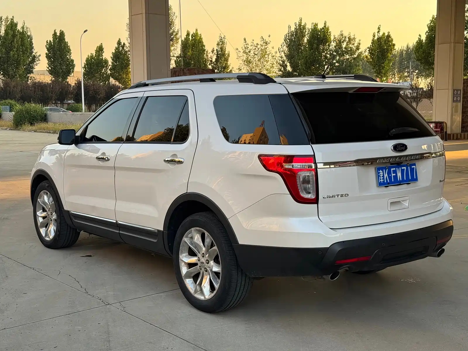Photo 4 - Ford Explorer (Import)