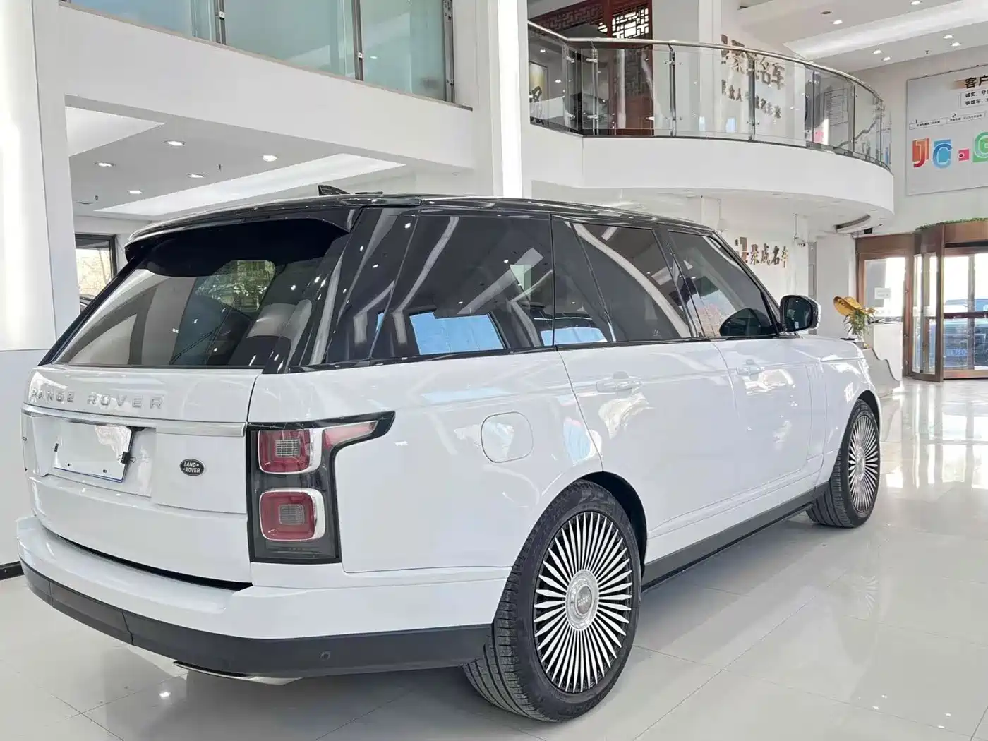 Land Rover Range Rover 2019 3.0 SCV6 Heritage Edition фото 12