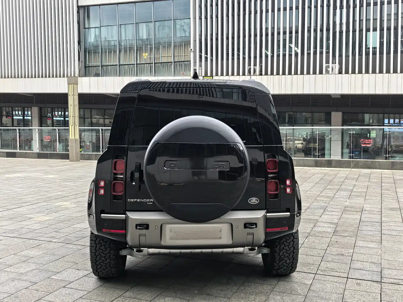 Land Rover Defender 2023 Model 110 3.0T P400 X-DYNAMIC HSE фото 6