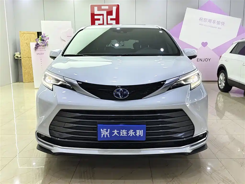 Toyota Sienna 2021 2.5L Hybrid Ultimate Edition фото 2