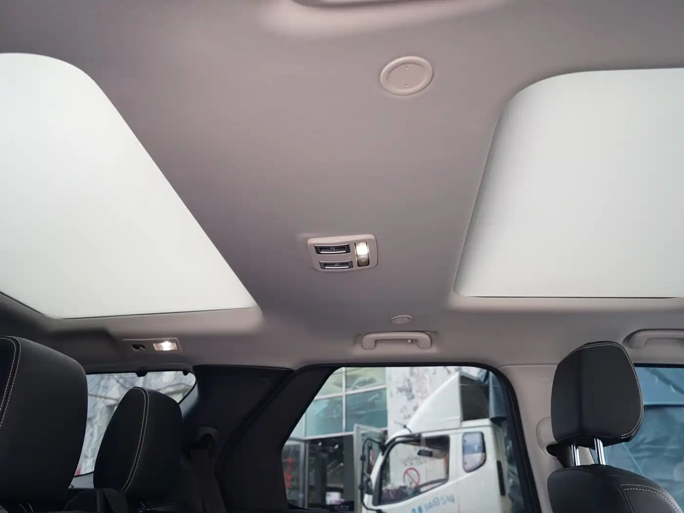 Land Rover Discovery 2023 360PS R-Dynamic S фото 27