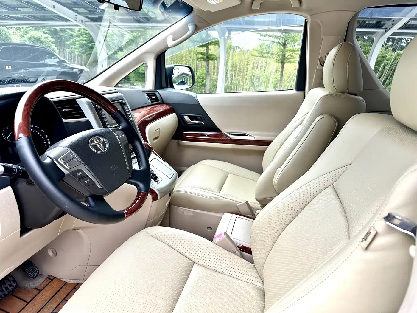 Photo 11 - Toyota Alphard