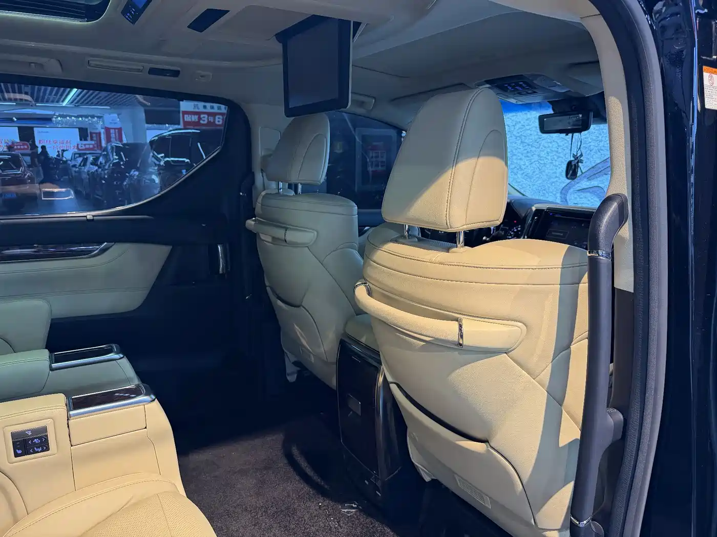 Toyota Alphard 2019 Hybrid 2.5L Luxury фото 14
