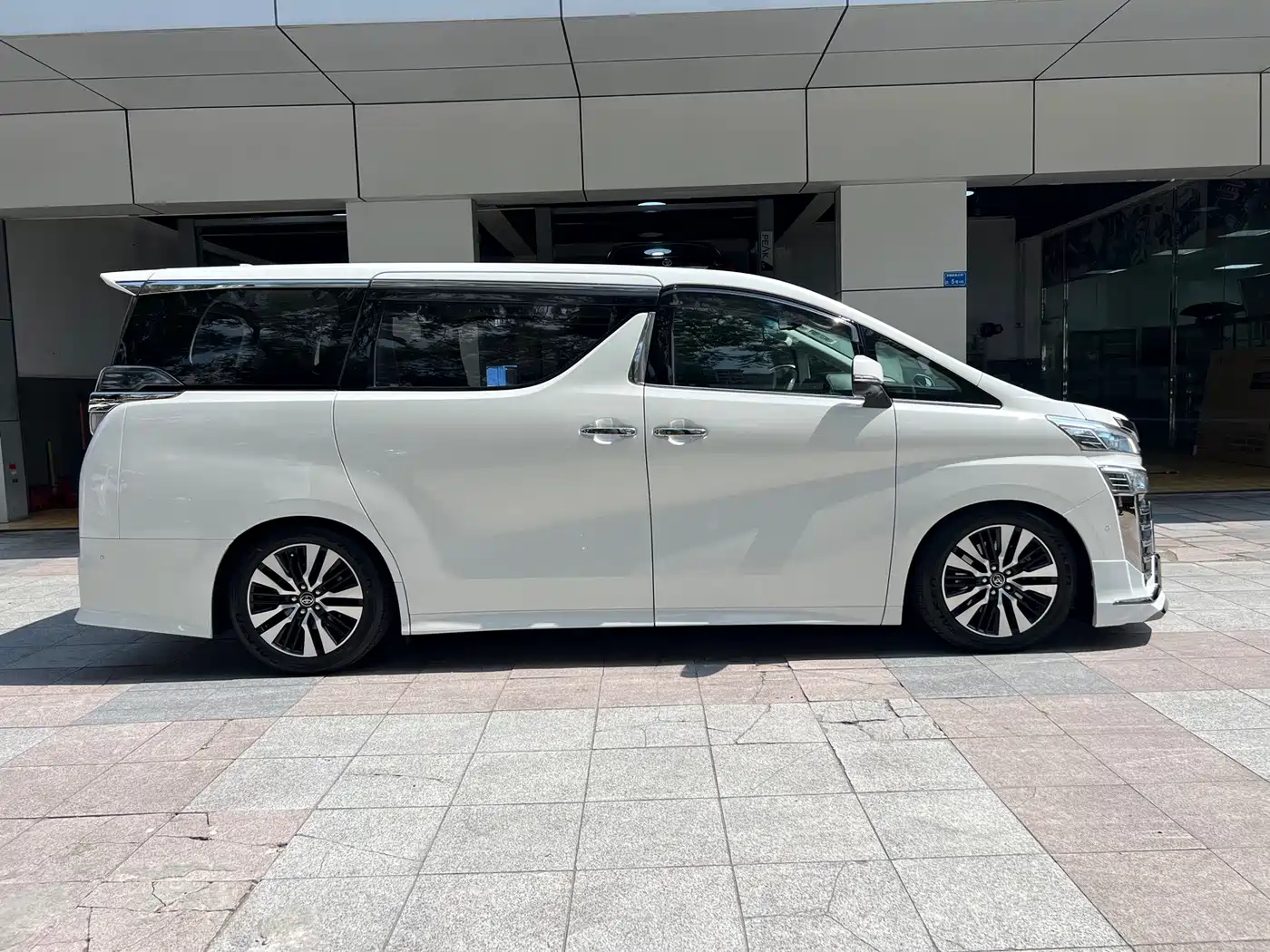 Toyota Vellfire фото 5