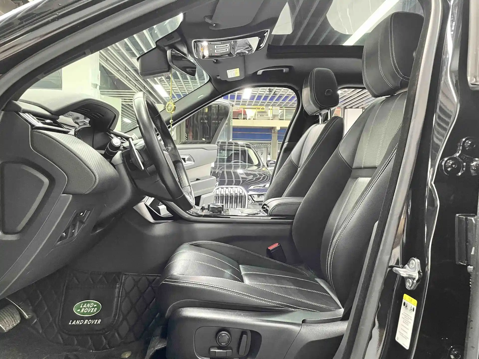Фото 8 - Land Rover Range Rover Velar