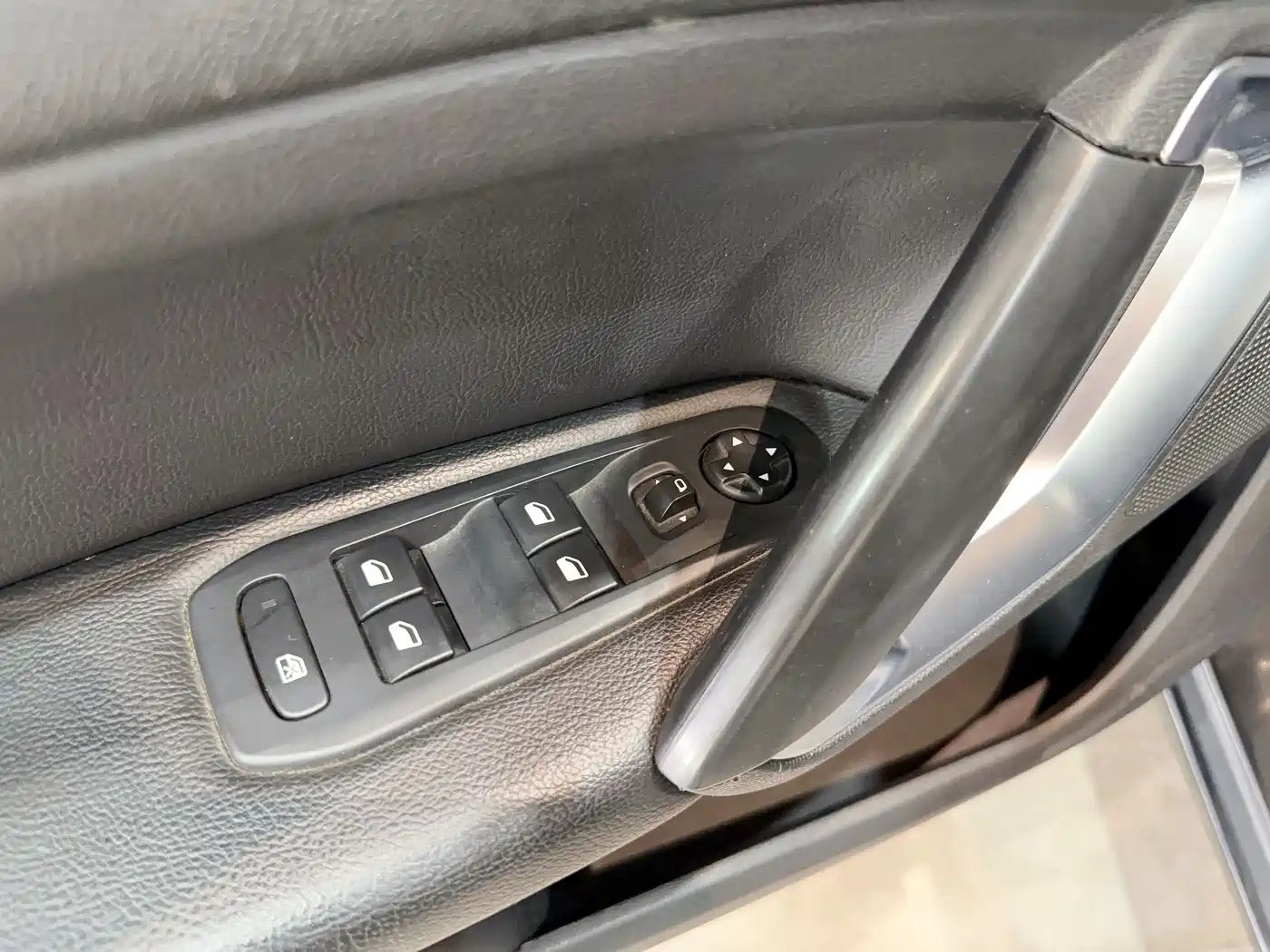 Peugeot 408 2015 Model 1.2T Automatic Luxury Edition фото 2