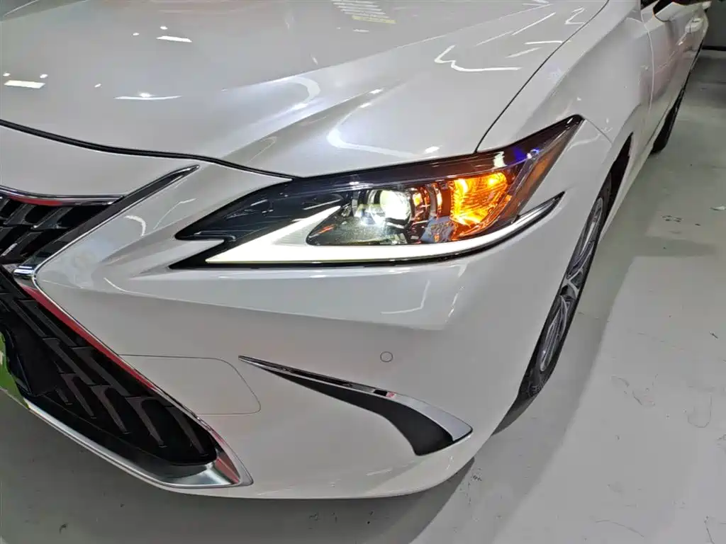 Lexus ES 2023 200 Excellence Edition фото 24