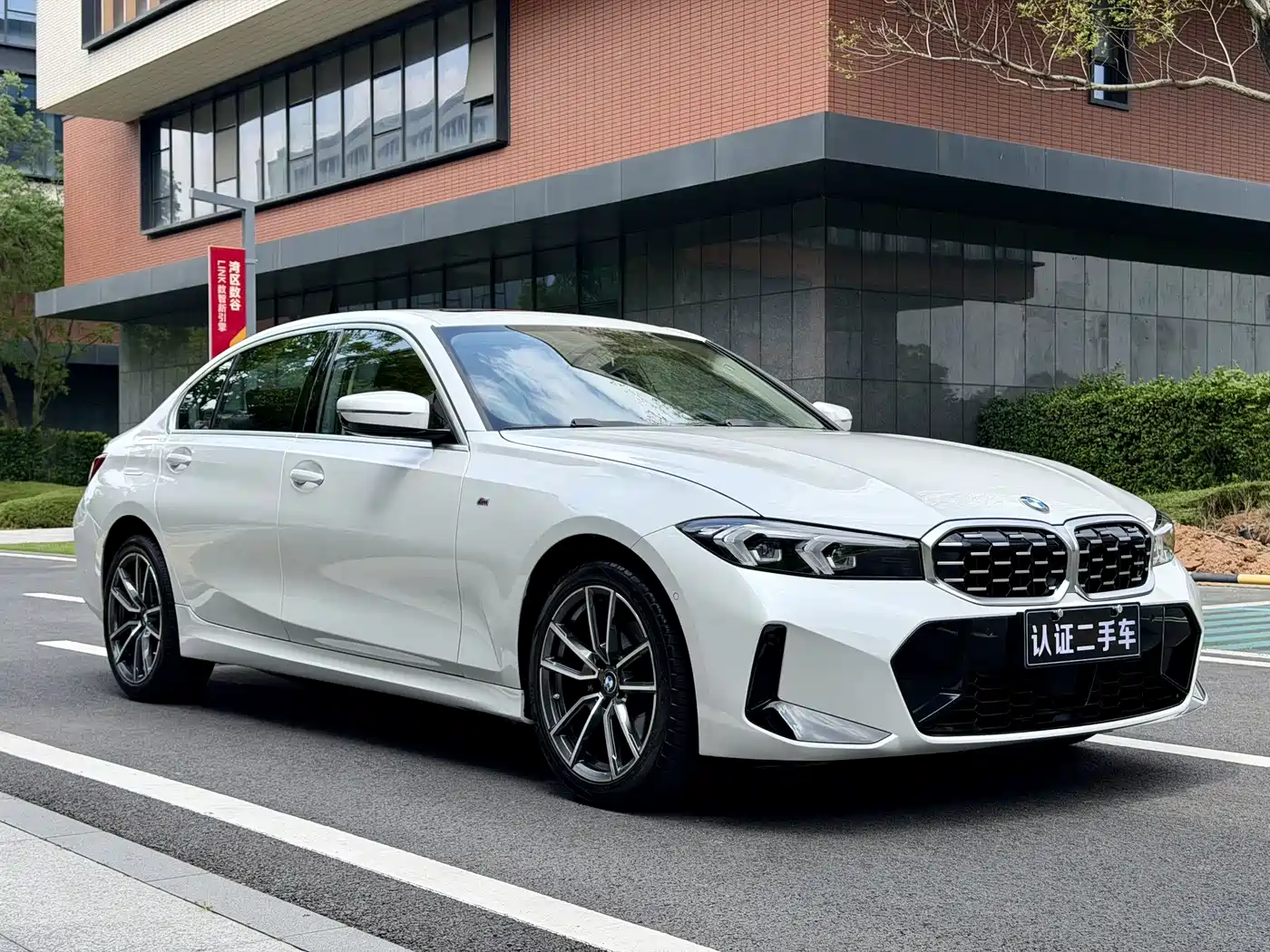BMW 3 Series 2026 325Li M Sport Package фото 3