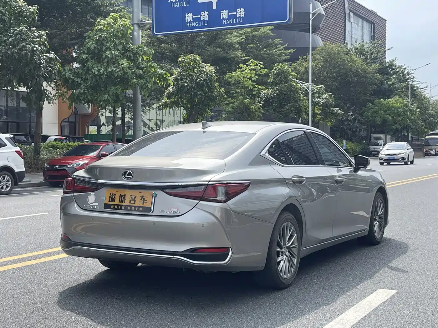 Фото 8 - Lexus ES