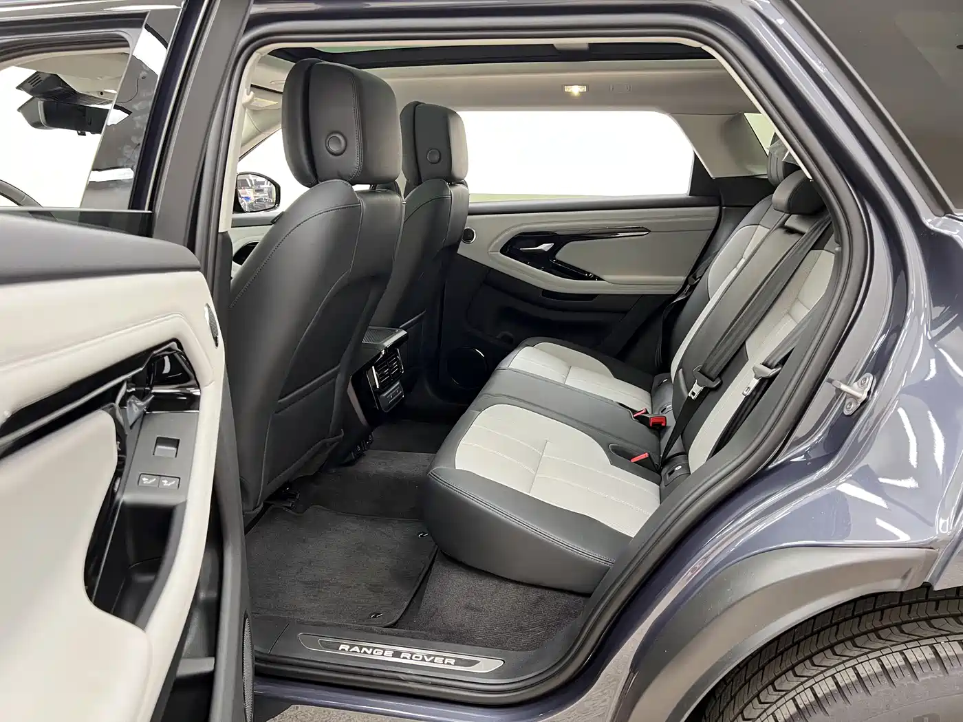 Land Rover Range Rover Evoque 2026 Range Rover Evoque L SE фото 18
