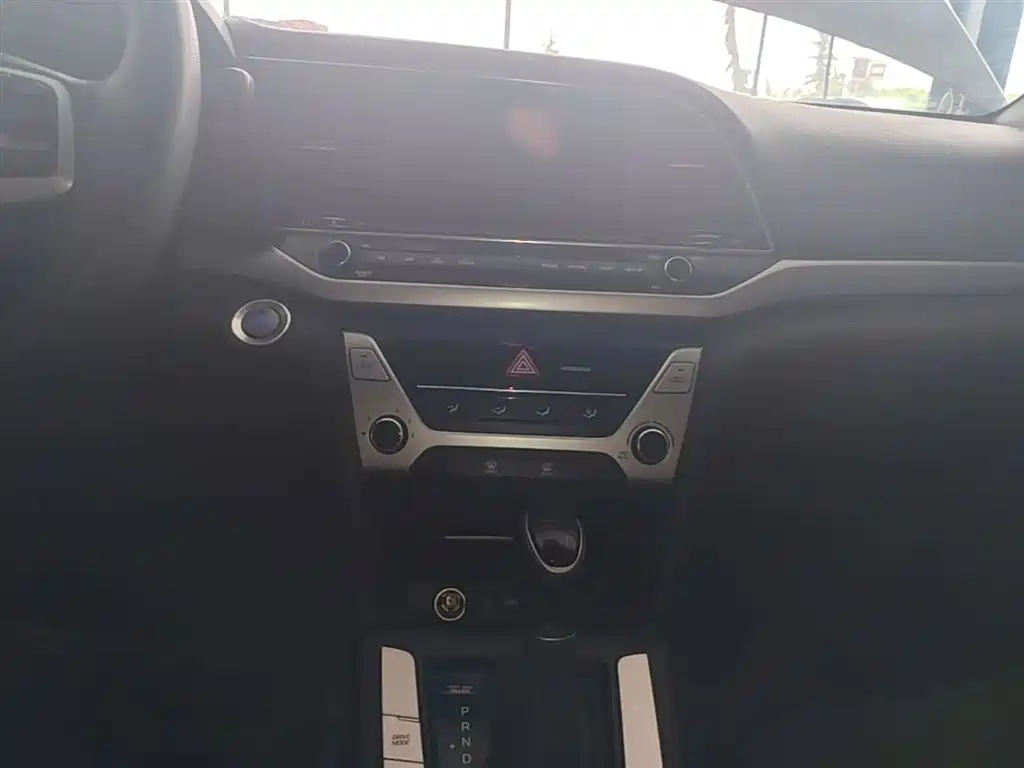 Hyundai Elantra 2016 Model 1.6L Automatic Smart Elite фото 13