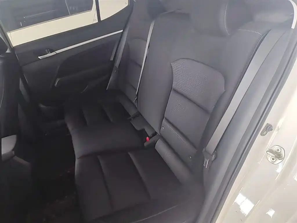 Hyundai Elantra 2016 Model 1.6L Automatic Smart Elite фото 17