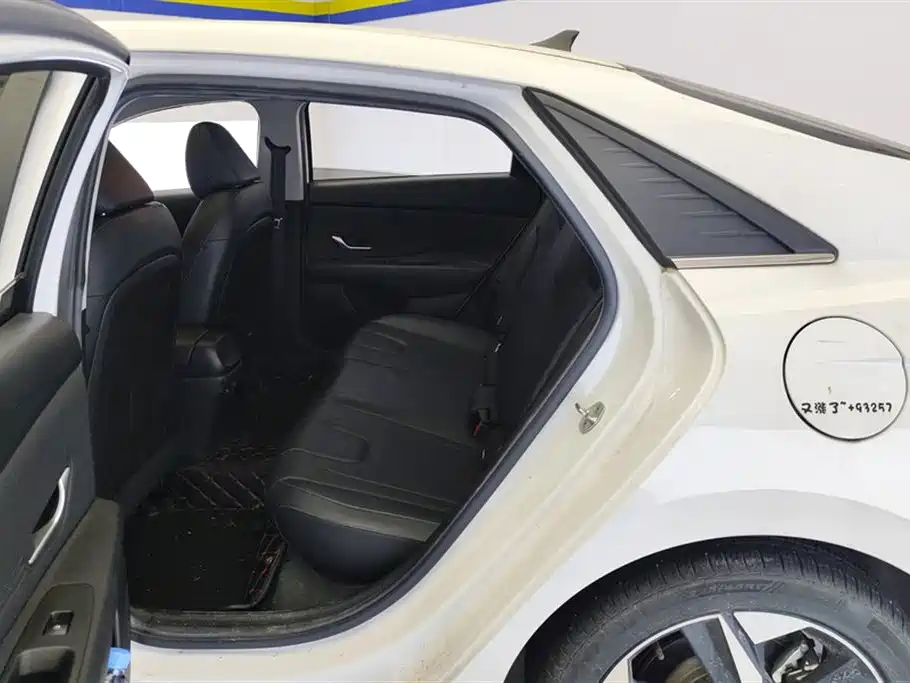 Hyundai Elantra 2021 1.5L CVT LUX Premium Edition фото 11