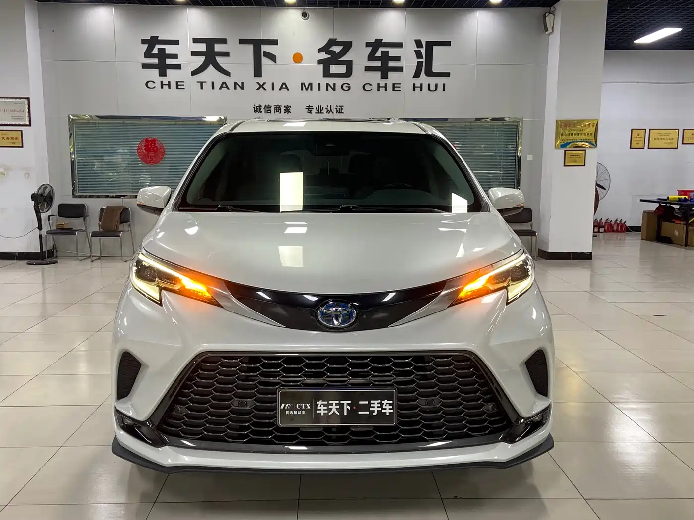 Toyota Granvia 2023 2.5L Hybrid Luxury Edition фото 2