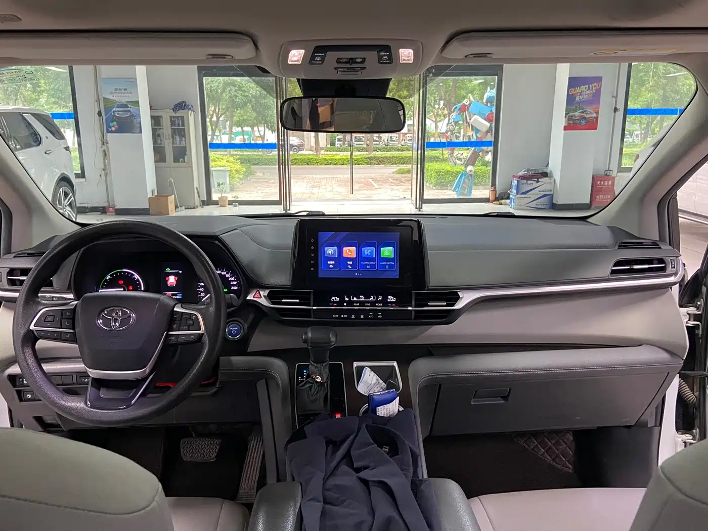 Toyota Granvia 2023 2.5L Hybrid Luxury Edition фото 9