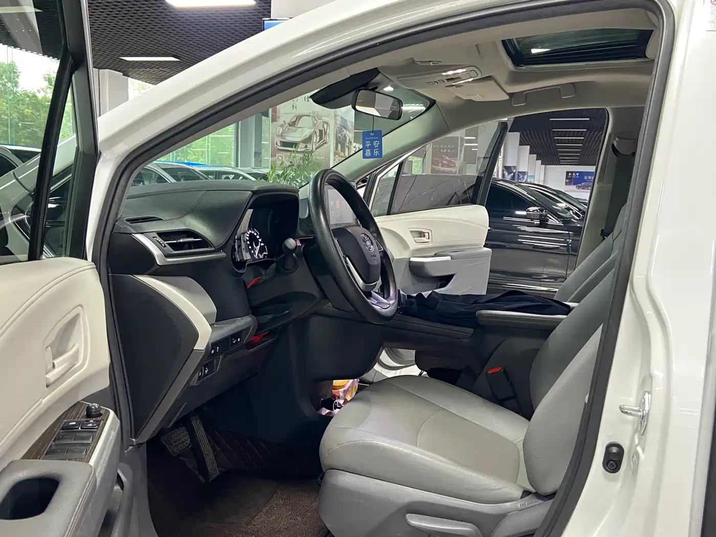 Toyota Granvia 2023 2.5L Hybrid Luxury Edition фото 7