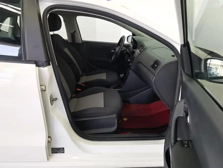 Volkswagen Polo 2016 1.4L Automatic Trend фото 8
