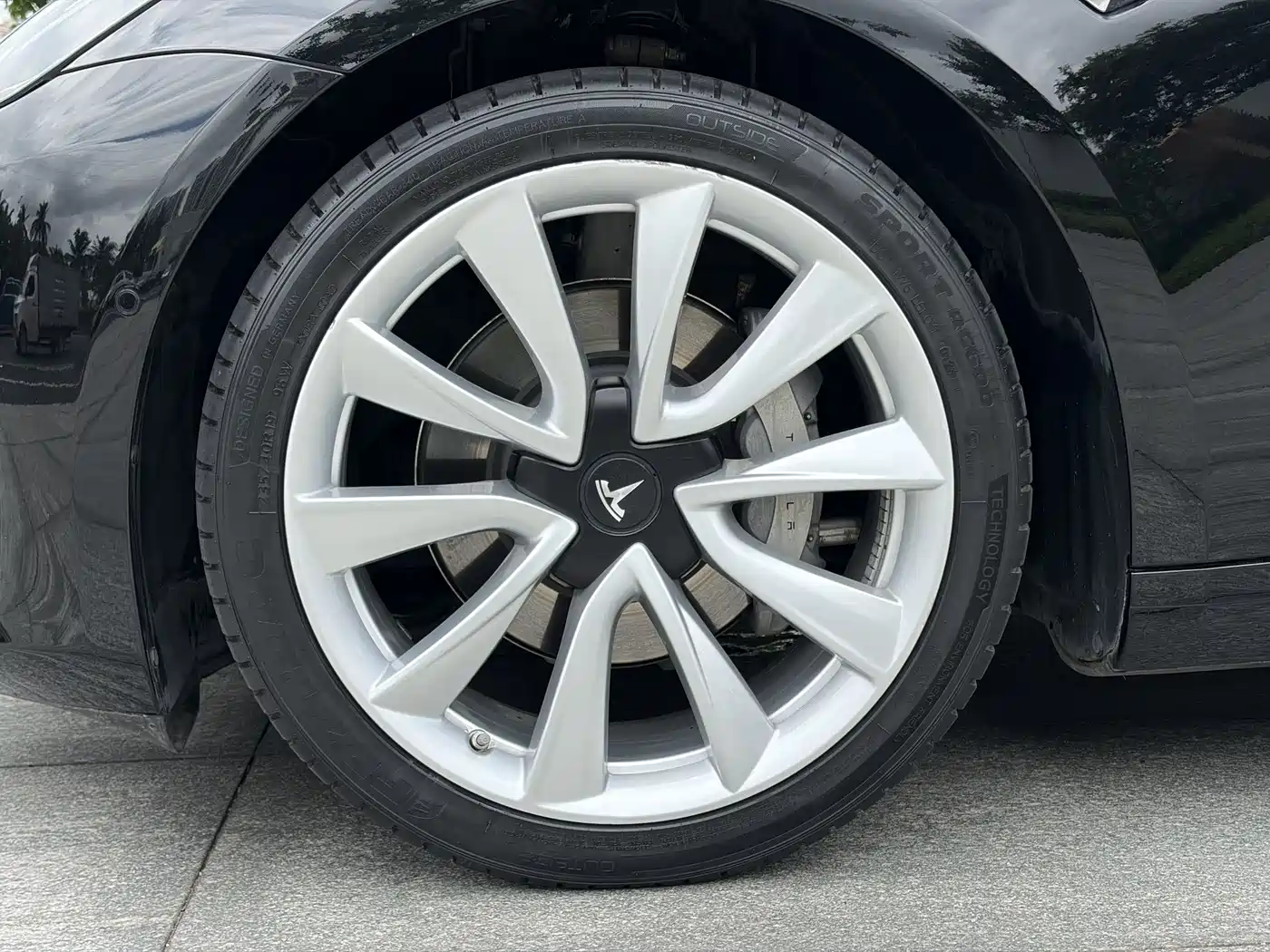 TESLA MODEL 3