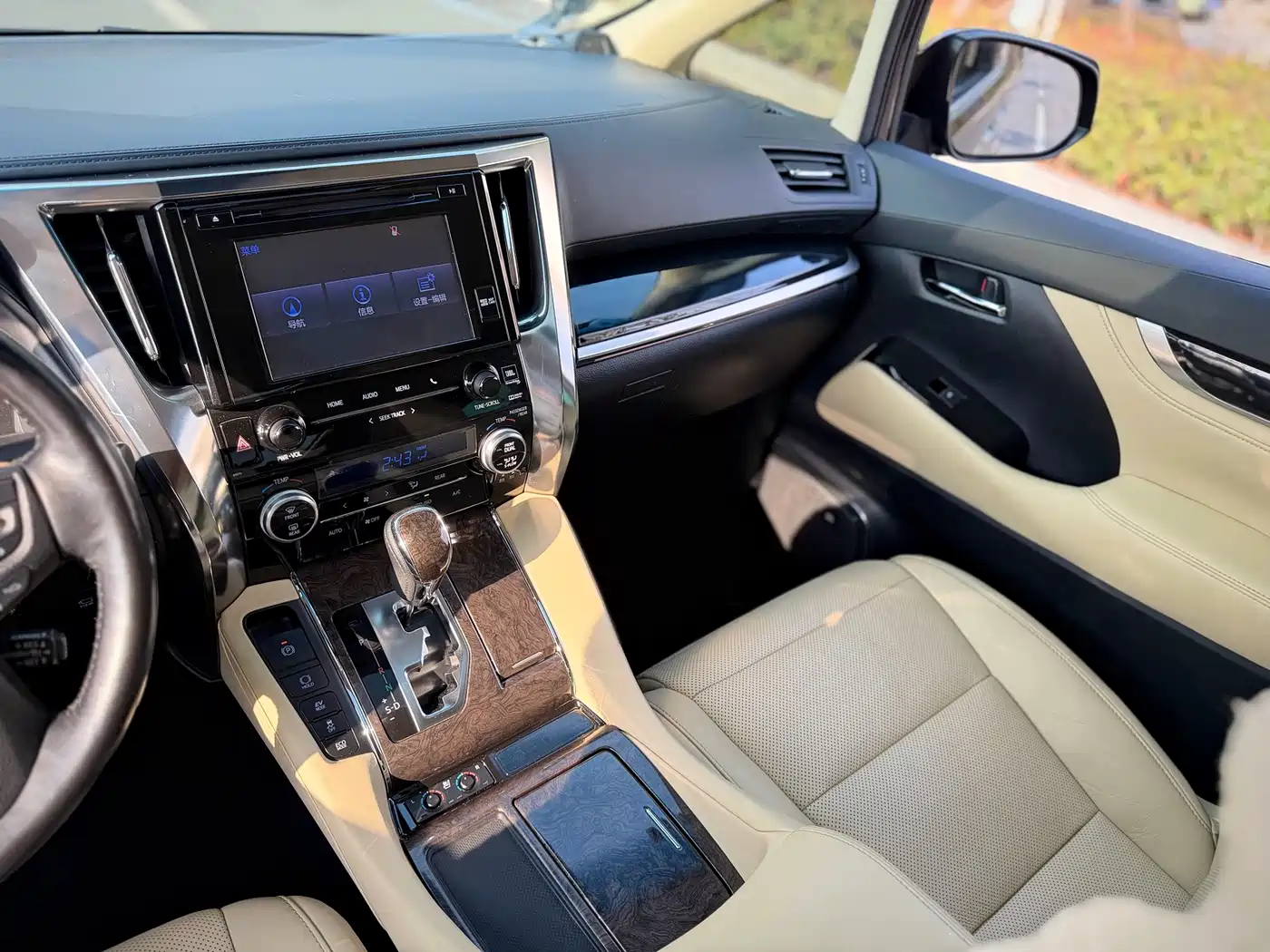 Toyota Vellfire 2019 Hybrid 2.5L HV Premium Edition фото 9