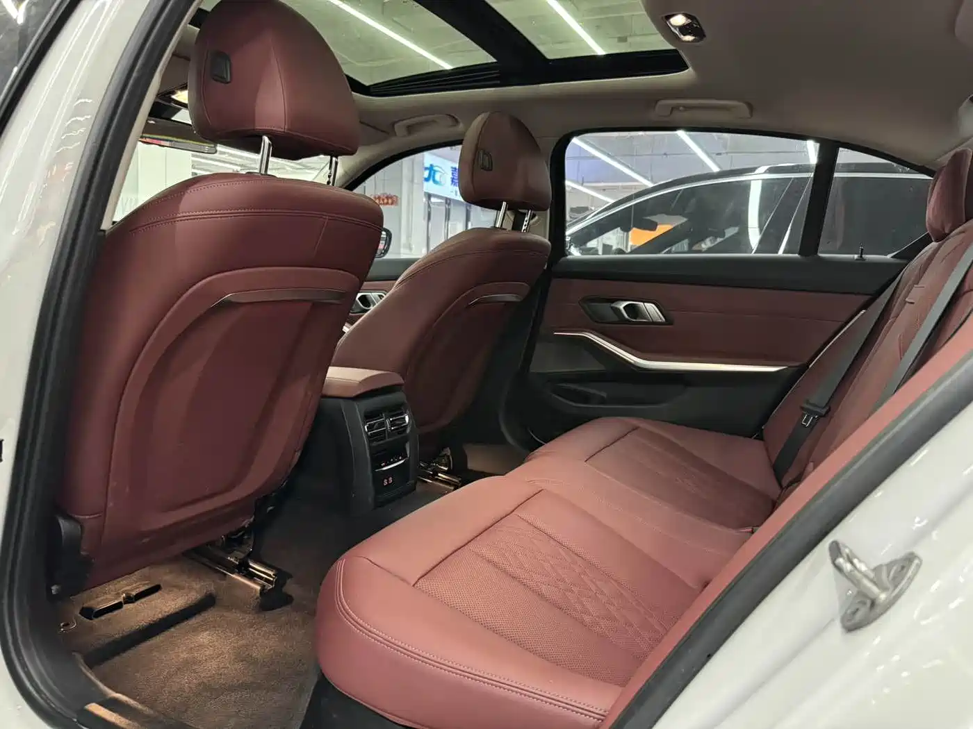 BMW 3 Series 2024 320i M Sport Package фото 8
