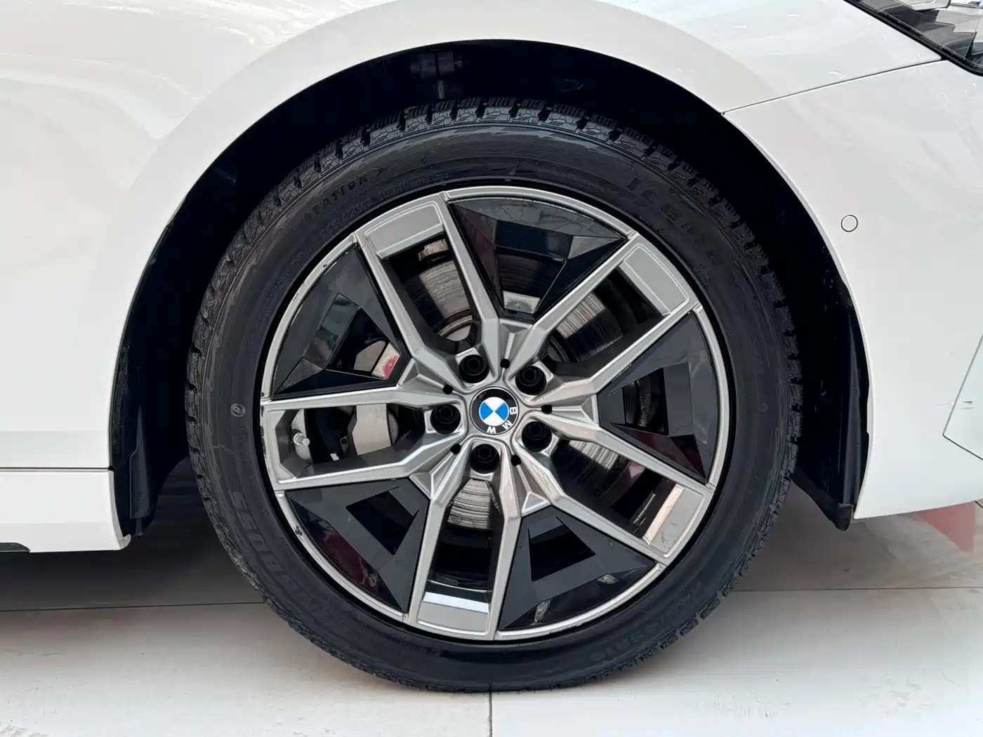 BMW 5 Series 2024 530Li Leading M Sport Package фото 9