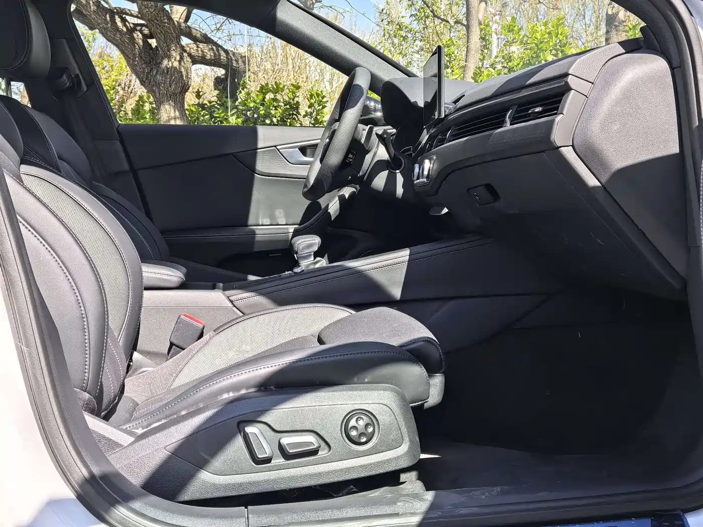 Audi A4L 2025 2 Million Celebration Edition 40 TFSI Luxury Dynamic фото 10