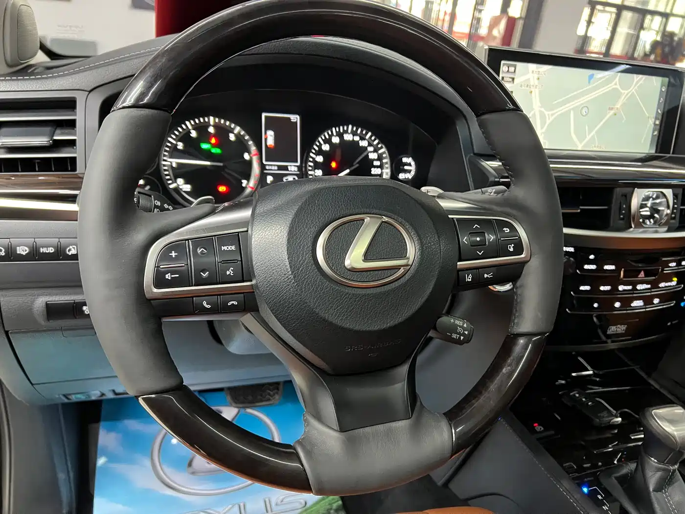 Фото 17 - Lexus LX